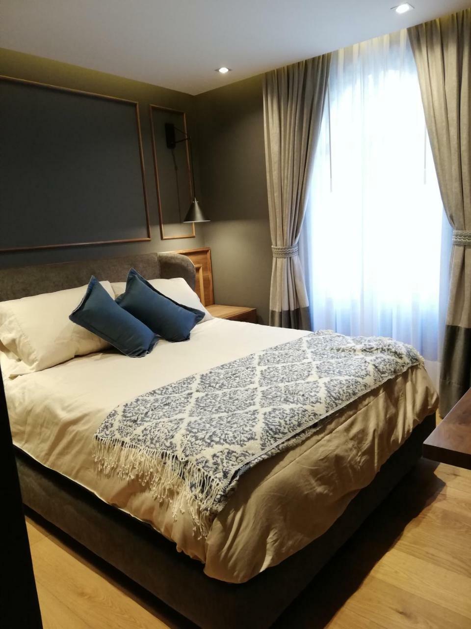 Chambre Lit Queen-Size avec Balcon